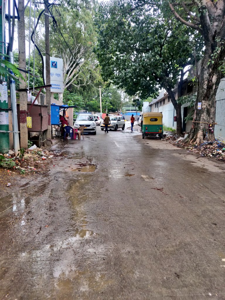 ideasingh's tweet photo. We are so happy that Yeshwanthpur has an airport like railway station but the road leading to it is encroached by street hawkers, taxis, autos &amp;  garbage. 
Dear @drmsbc @yspuratrfps @blrcitytraffic @RailMinIndia Can we clear up the stretch &amp; the footpath? 
@MunirathnaMLA. https://t.co/f1osLG8JYb