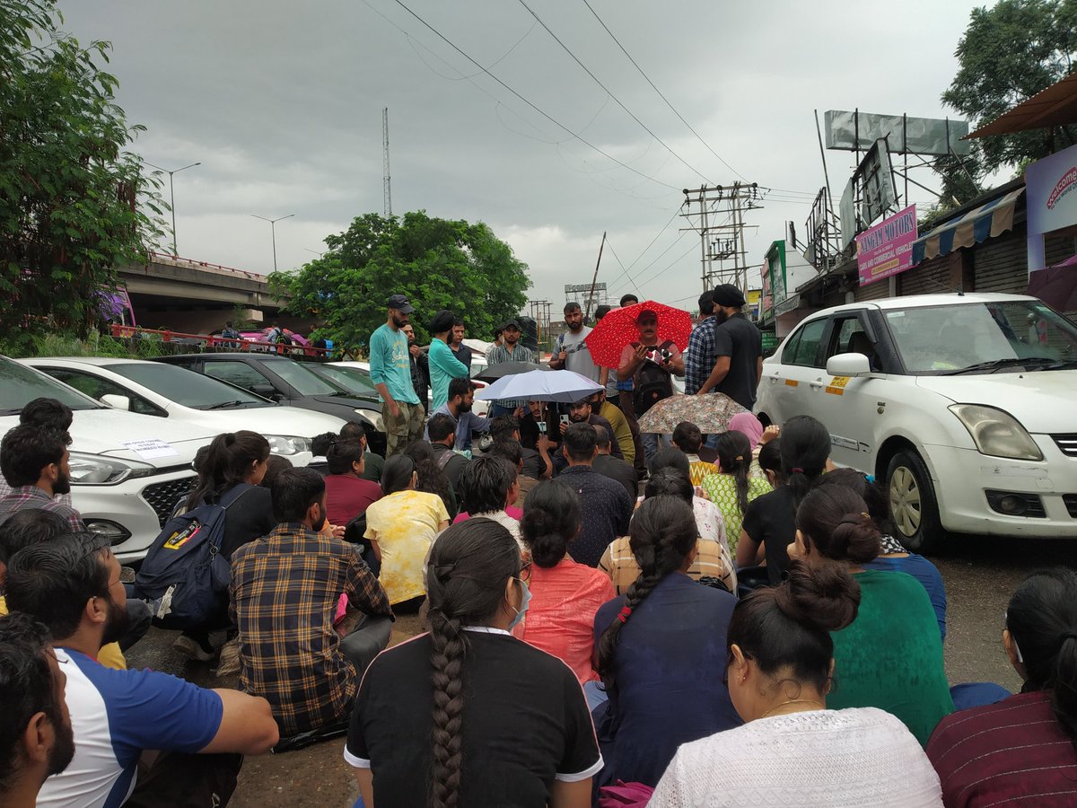 RealTahirAziz's tweet photo. @OfficeOfLGJandK
@jkssbofficial
#FAAprotest
#releasefaaseectionlist https://t.co/c3X2g3gonE