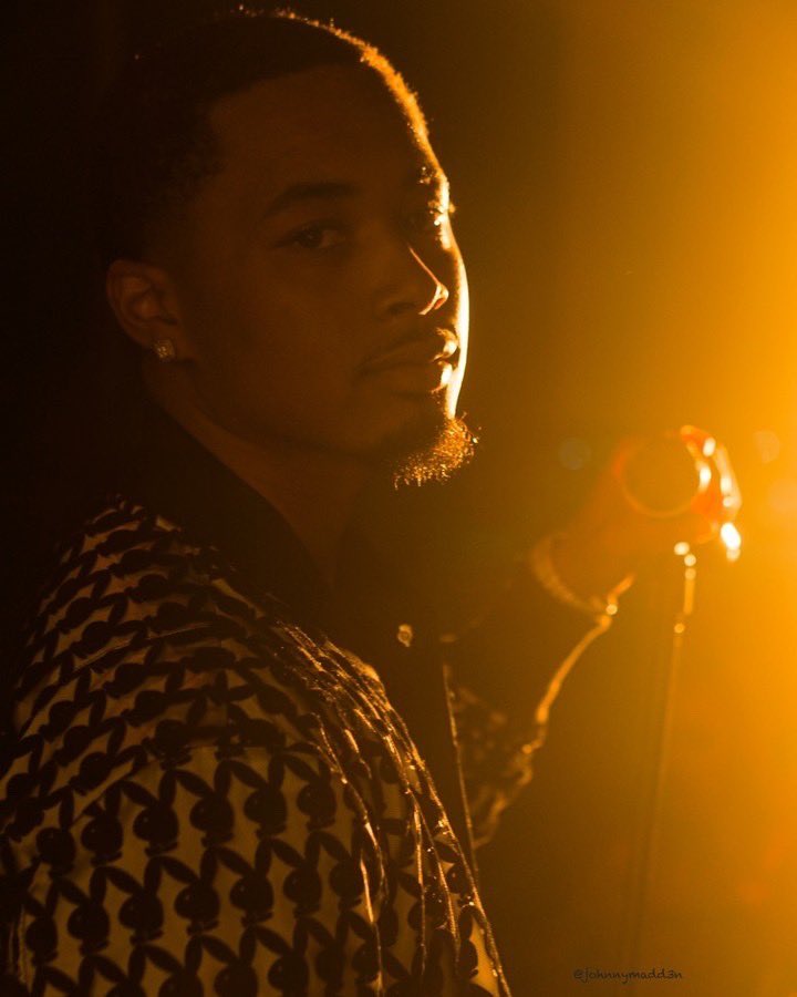 GameTimeModelz's tweet image. The look artist give security when another fan runs on stage