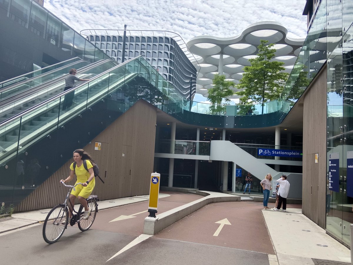 anderiza's tweet photo. Entro al aparcamiento ciclista de Utrecht, 12.656 bicis en tres plantas subterráneas. Al pie de una estación de la que salen muchísimos trenes frecuentes, puntuales y cargados de gente con bicis. Van algunas fotos 👇 https://t.co/LjB5z3cwr8