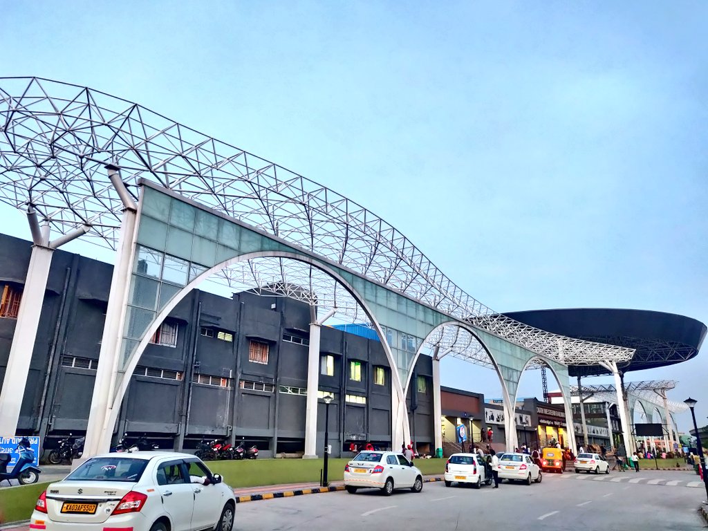 We are so happy that Yeshwanthpur has an airport like railway station but the road leading to it is encroached by street hawkers, taxis, autos &amp;  garbage. 
Dear <a href="/drmsbc/">DRM Bengaluru</a> @yspuratrfps <a href="/blrcitytraffic/">ಬೆಂಗಳೂರು ಸಂಚಾರ ಪೊಲೀಸ್ BengaluruTrafficPolice</a> <a href="/RailMinIndia/">Ministry of Railways</a> Can we clear up the stretch &amp; the footpath? 
<a href="/MunirathnaMLA/">FcIix</a>.