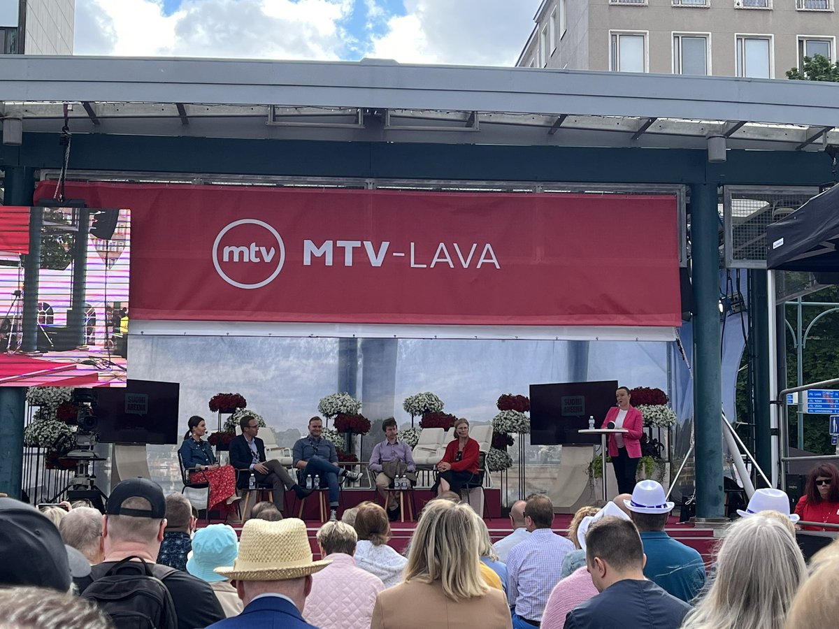 Riittääkö vientiä? - kysytään parhaillaan #suomiareena MTV-lavalla. Hyvää keskustelua mm. työelämän sääntöjen muutostarpeista. Kiitos kiinnostavasta ja relevantista kokonaisuudesta järjestäjille <a href="/metsateollisuus/">Metsäteollisuus</a> <a href="/TechFinland/">Teknologiateollisuus</a> <a href="/Kemianteollisuu/">Kemianteollisuus</a>
