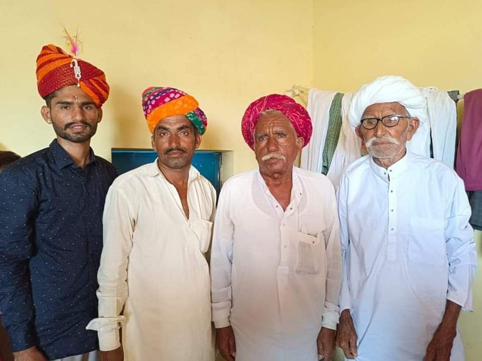 Achalaramjat's tweet photo. सामने मौजूद चार पीढ़ी एकदम तंदुरुस्त खड़ी है जो मूल रूप से भाडखा बाड़मेर के है देदारामजी, हेमारामजी, गणेशरामजी, व उनका पुत्र है जो वर्तमान मैं नहरी क्षेत्र में रहता है आप सभी दीर्घायु हो हम आशा करते हैं एक साल बाद में पांचवी पीढ़ी का फोटो भी हमें साथ में देखने को मिले । धन्यवाद https://t.co/b8K5G28ynq