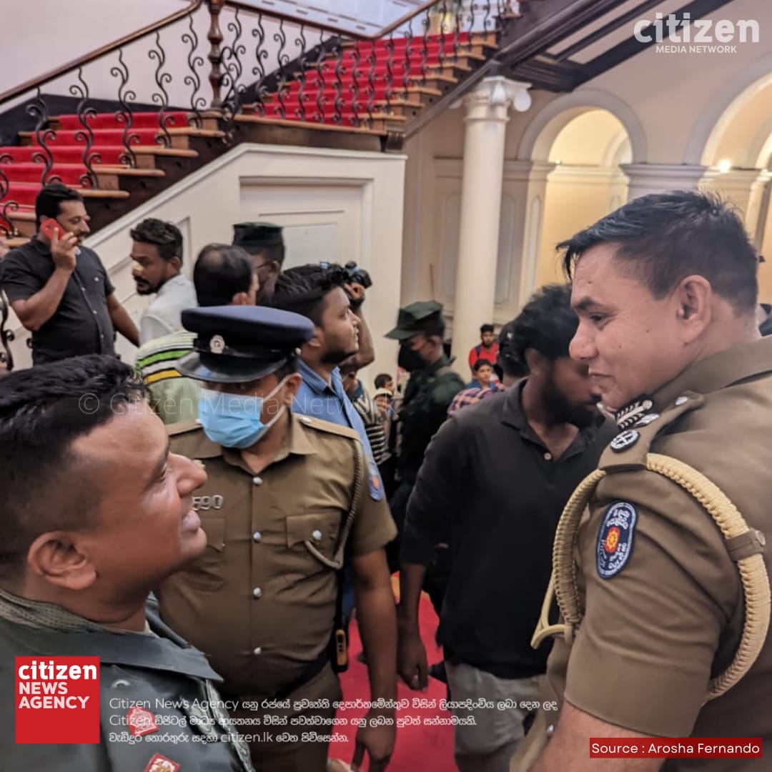 CitizenChecked's tweet photo. ✅Verified News 

Handing over of the President's House to government officials by parties to the Aragalaya has commenced. 

Source: Citizen Reporter 

#SriLankaCrisis #ProtestsLK #SriLankaProtests #lka #SLnews #SriLanka https://t.co/fsXInfDgf9
