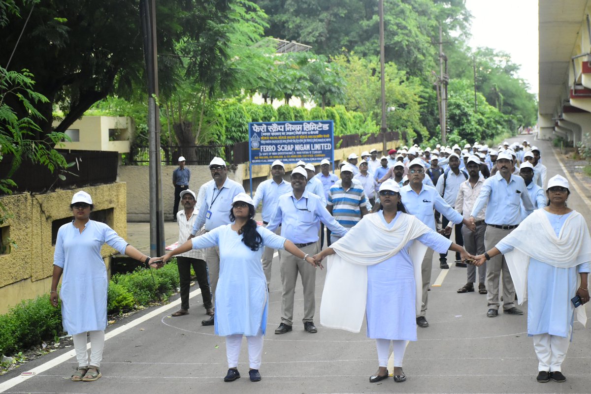 Save_FSNL's tweet photo. "Merge FSNL with SAIL" instead of disinvestment.   On completion of 100 days of agitation, human chain made "100 SAVE FSNL " .#savefsnl #AzadiKaAmritMahotsav 
@SteelMinIndia@JM_Scindia @mstcindia@SecyDIPAM https://t.co/eRYvuQFaps