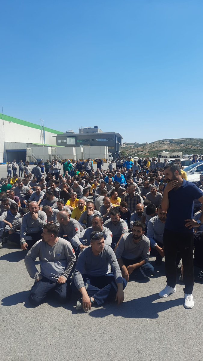 ⚡TPI işçisi işten atma saldırılarına boyun eğmiyor, eksiksiz direniyor!

TPI direnişi, sabah vardiyasının iş bırakma eylemine katılmasıyla devam ediyor. 4 işçinin daha işten atılmasına karşı işçilerin cevabı net:

Bir arkadaşımız dahi geride kalmayacak!

 #tpiiscisidireniyor