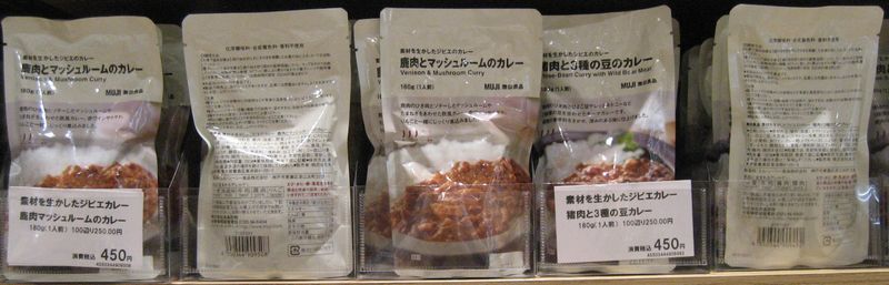 Fact46692123's tweet photo. 【身近なジビエ】

税込み　450円。

猪は、パサパサぼそぼそした肉。
肉量も少なめ。

鹿は、サイコロ状の肉が沢山入っていて、味も美味しかった。
リピしてる。

駅近に「しか」専門店があるが、滋賀の猟期が11～2月だったはず。値段も読めない。

ボディビルダーが鹿肉を取寄せてたので興味。 https://t.co/SCU2DzwPjq