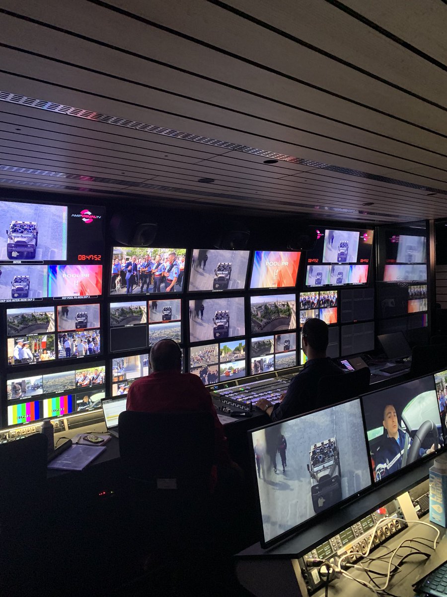 En direct du défilé #14juillet +de 10 cars régie sur différents sites, 2 hélicos +de 50 cams avec une équipe de +200 personnes. Signaux inter et privatif <a href="/TF1Pro/">TF1 Pro</a> réalisé par <a href="/pierdotrioulair/">pierdo.trioulaire</a> et <a href="/JJAmsellem/">JJ Amsellem</a> pour <a href="/Francetele/">France Télévisions</a> vous faire vivre ce moment patriotique !