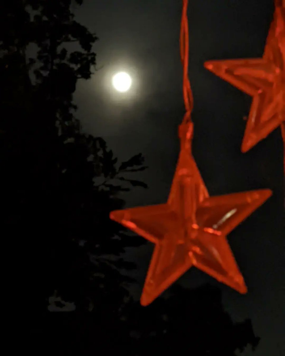 danielpsychic's tweet photo. Wishes were made upon last nights' Full Moon. The " Blessing Moon ". 2 Divination Cards fell to the floor tonight.   One was my double portrait of Kate Bush. The 6 Square/Science Card. Decades olde. The other, the " Orange Card ". Equally olde &amp; both goodly. I felt reassured... https://t.co/k4VcICCjGi