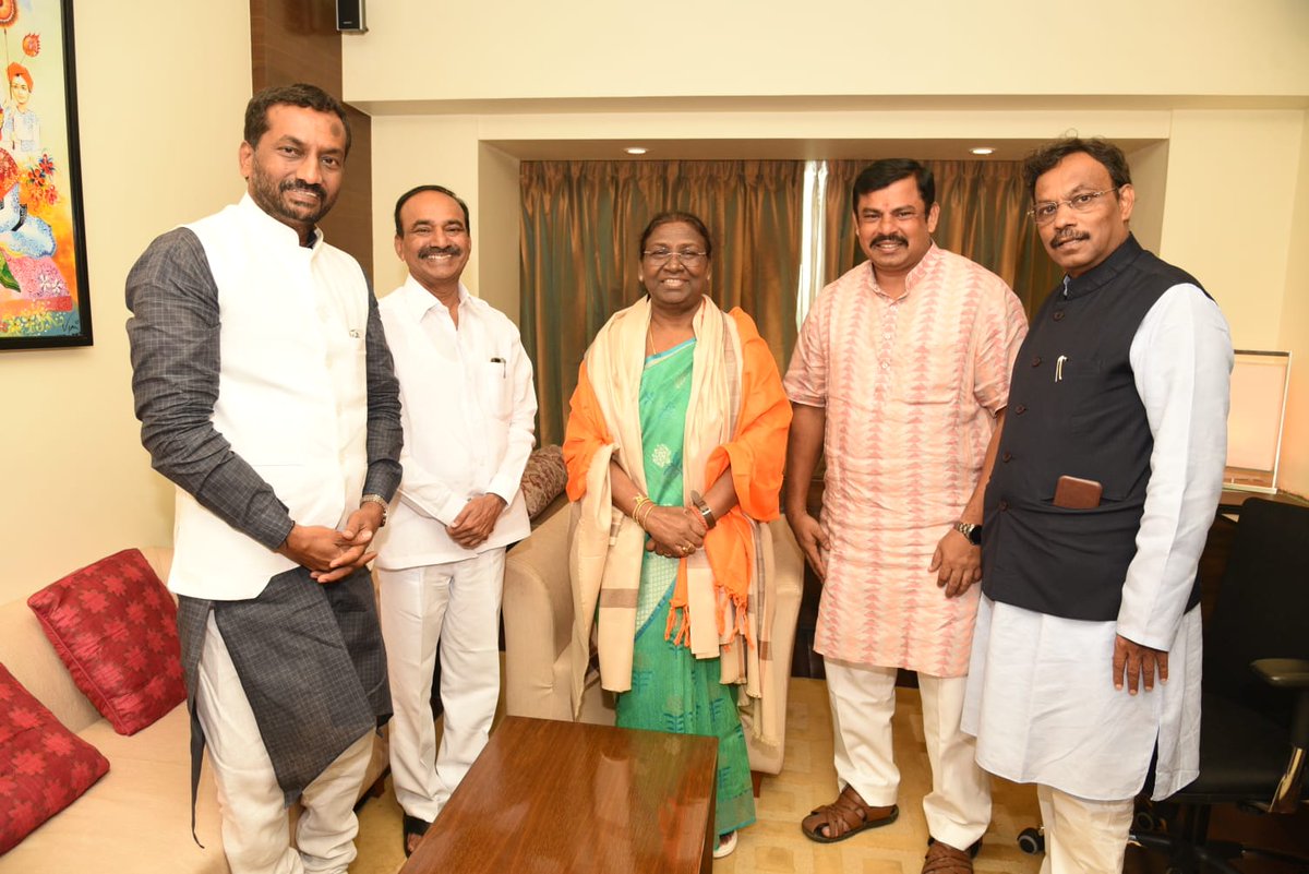 BJP4Telangana's tweet photo. గోవా లో NDA రాష్ట్రపతి అభ్యర్థి శ్రీమతి ద్రౌపది ముర్ము గారిని కలిసిన తెలంగాణ బిజెపి ఎమ్మెల్యేలు శ్రీ @TigerRajaSingh గారు, శ్రీ @RaghunandanraoM గారు, శ్రీ @Eatala_Rajender గారు https://t.co/kEr8B8mrxZ