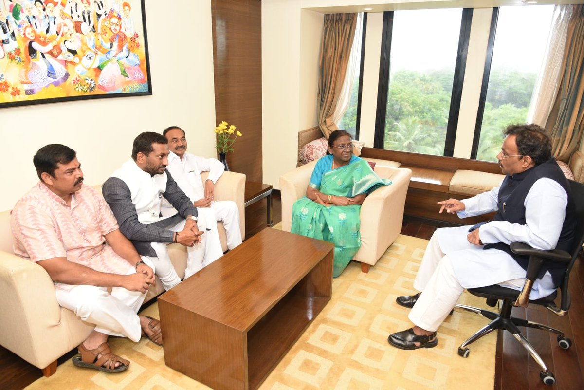 BJP4Telangana's tweet photo. గోవా లో NDA రాష్ట్రపతి అభ్యర్థి శ్రీమతి ద్రౌపది ముర్ము గారిని కలిసిన తెలంగాణ బిజెపి ఎమ్మెల్యేలు శ్రీ @TigerRajaSingh గారు, శ్రీ @RaghunandanraoM గారు, శ్రీ @Eatala_Rajender గారు https://t.co/kEr8B8mrxZ