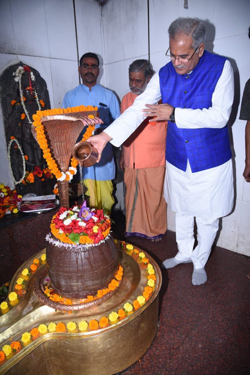 संसार है जिनकी शरणों में
है नमन उन महादेव के चरणों में

भगवान शिव की आराधना के प्रतीक पवित्र श्रावण मास के शुभारंभ सभी प्रदेशवासियों को शुभकामनाएं।

हम सब पर महादेव की कृपा बनी रहे। सबका जीवन सुख,समृद्धि और खुशहाली से परिपूर्ण हो।

हर हर महादेव
