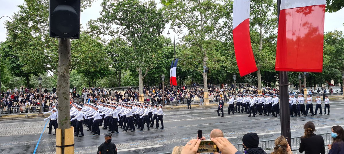 #14Juillet
Félicitations à nos collègues, policiers, qui défilent fièrement  sur les Champs-Elysées en cette fête nationale.
Courage et soutien aux milliers de #FDO qui encadrent les festivités jusqu'à cette nuit.
Bravo à tous !
#SoutienFDO #defile14juillet🇨🇵🎆