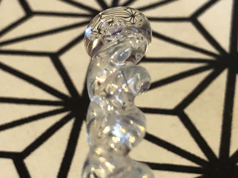 manana_kkkane's tweet photo. #麻覇王 の #PyrexGlass を使用した、#アートガラスのペンダント、#ネックレス。ちなみにモデルは #PieceMaker のユニコーン水パイプ君ですｗ
#Unicorn Horn #ユニコーンの角 のデザイン！麻覇王では珍しいシンプルなデザイン #大谷翔平 ファンも！
#マホオ N-2253 紐付き ：6cm ￥2500（税込） https://t.co/JzkwpiFgVB