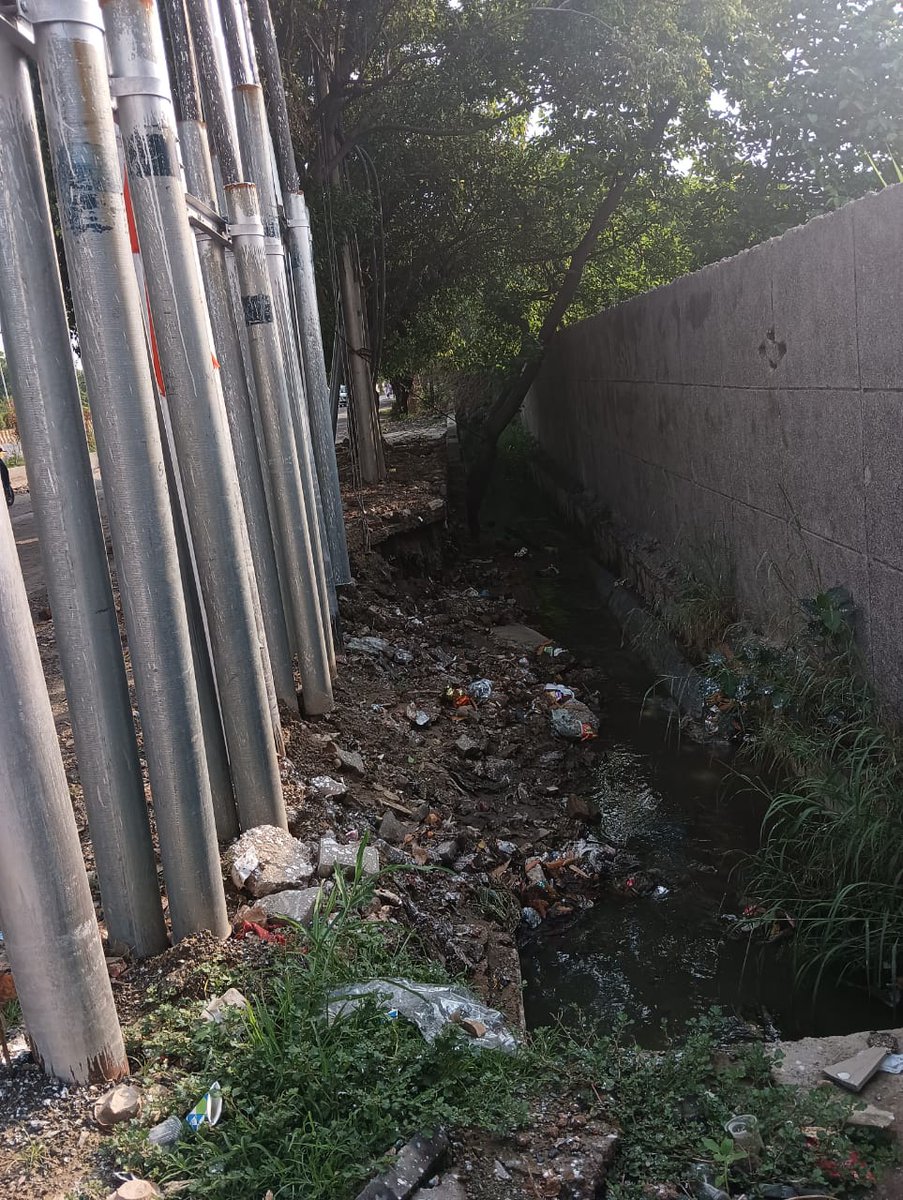 Munish111's tweet image. Electricity polls seem to down in water sewage line near Baba Balak Nath Mandir Sector 71 Noida.  Kindly repair the same ASAP
#noidaauthority 
#uppcl 
#ceonoidaauthority