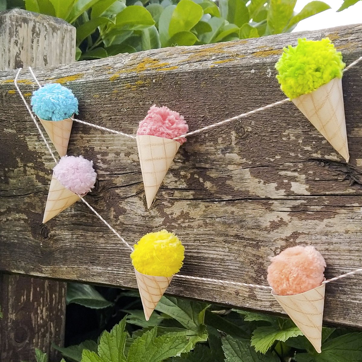 ursusdiy's tweet photo. Wir lieben Eis, ihr auch?🍧
Bei dem Wetter ein Muss, finden wir!🌡
Daher haben wir hier eine schöne Girlande gebastelt, aus unserer leuchtenden Pastell Wolle.
#ursusdiy #eistüten #strukturkarton #pastellfarben #wollepastell #sommergirlande #eisgirlande #sommerfeeling #ludwigbähr https://t.co/5r1HR0rP14