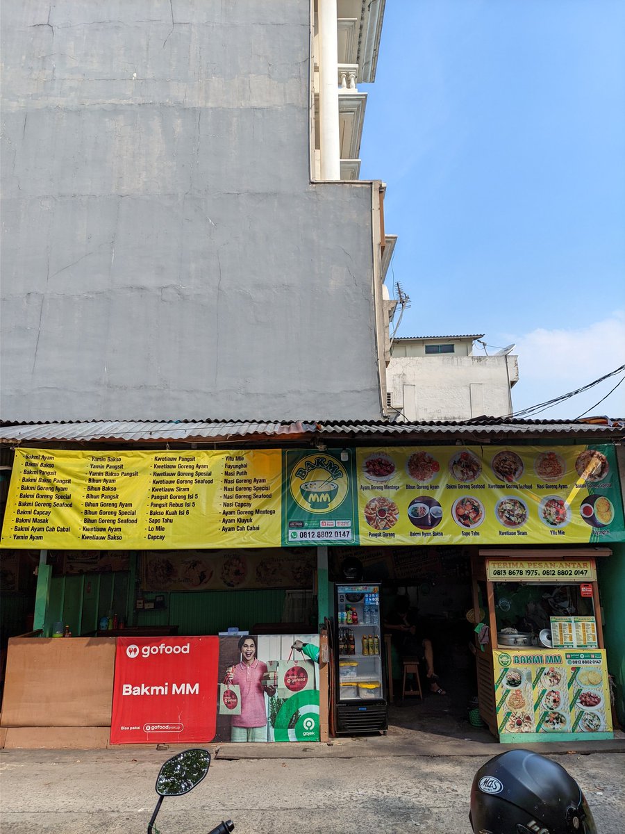 gembeshit's tweet photo. Yuk yang disekitaran jaksel, bisa banget nih mampir ngeMie di "Bakmi MM" pondok labu. Rasanya enak &amp; harga terjangkau. Ada juga berbagai menu makan &amp; minuman lainnya. Bisa juga dipesan melalui Gofood, Shopee food, Grabfood dan juga Wa.

Mari mari. 🍜
Loc : https://t.co/NrkddICnZ7 https://t.co/8goknQen8J