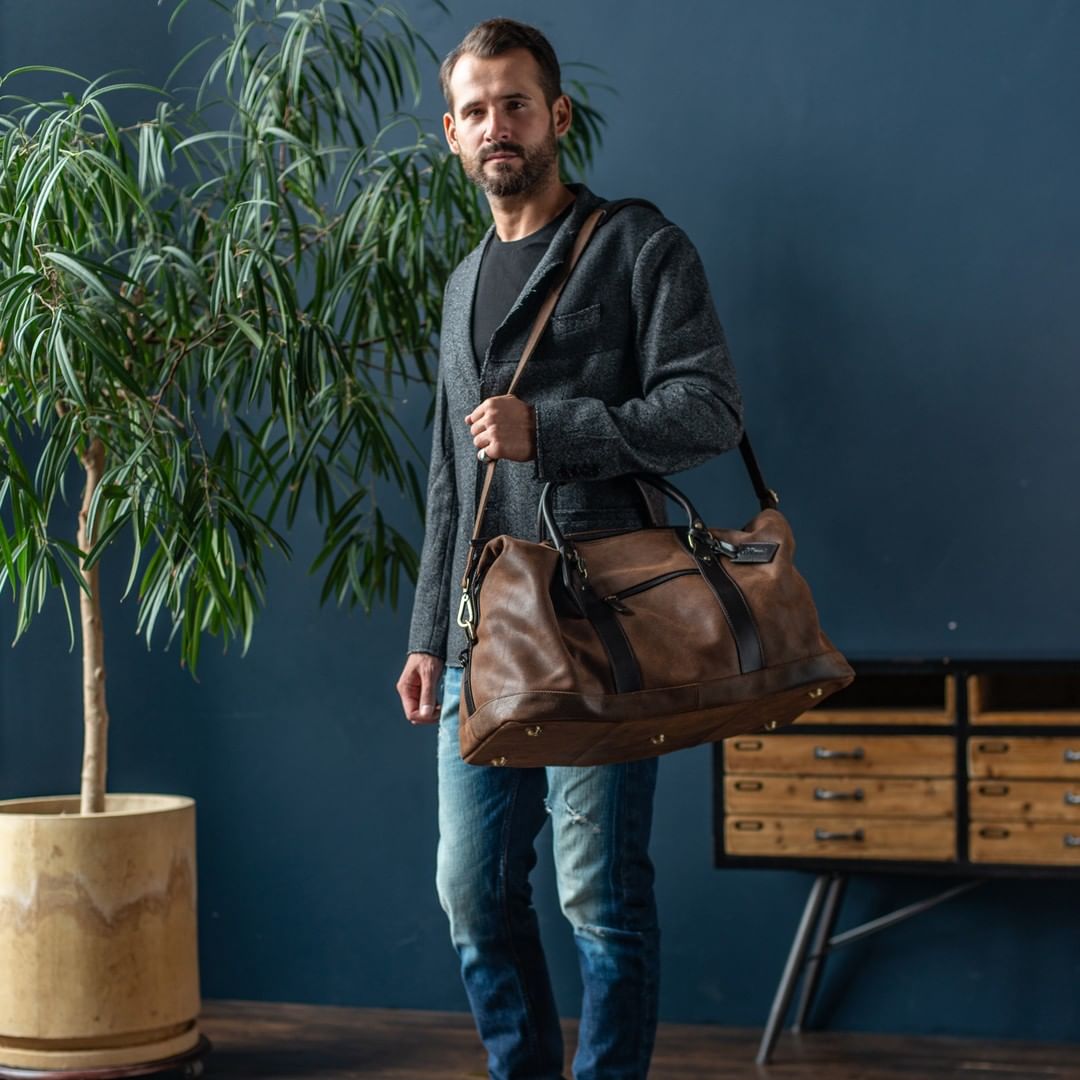 SerenityKnuts's tweet photo. Another of the super-stylish leather weekender bags you'll find in Serenity at the moment. Very popular as gifts for the guy that's got everything they are also a lovely treat too!
#GentsGifts #Leathergoods #WeekenderBags #Gifts #Serenity #PrincessStreet #Knutsford https://t.co/Fg7Oq7oodd
