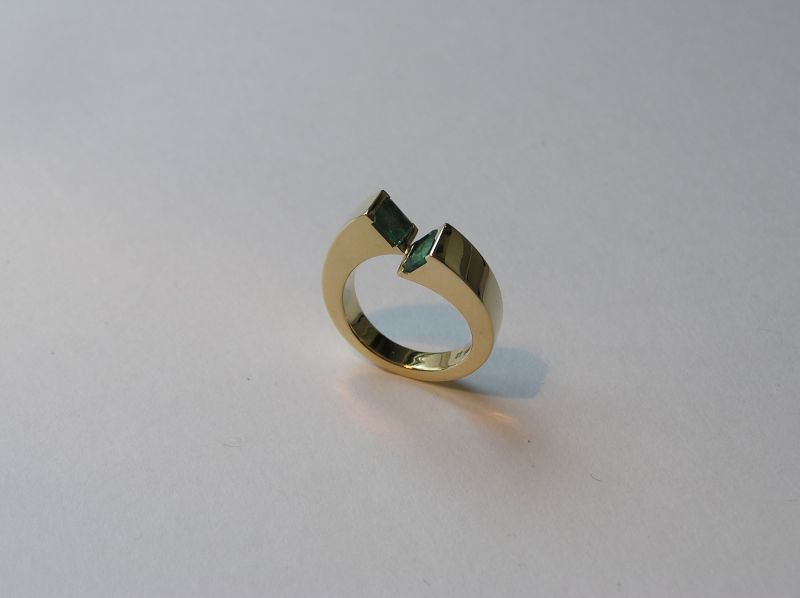 JosElzen's tweet photo. De smaragd. Een prachtige groene steen die soms ook wel koning der edelstenen wordt genoemd omdat hij al in zoveel historie bekend is. Bijvoorbeeld deze geelgouden ring 18 karaat met twee Smaragden. https://t.co/oagLGda8uy #edelstenen #goudsmid #sieraden #smaragd #ring https://t.co/KudAdO1iaY