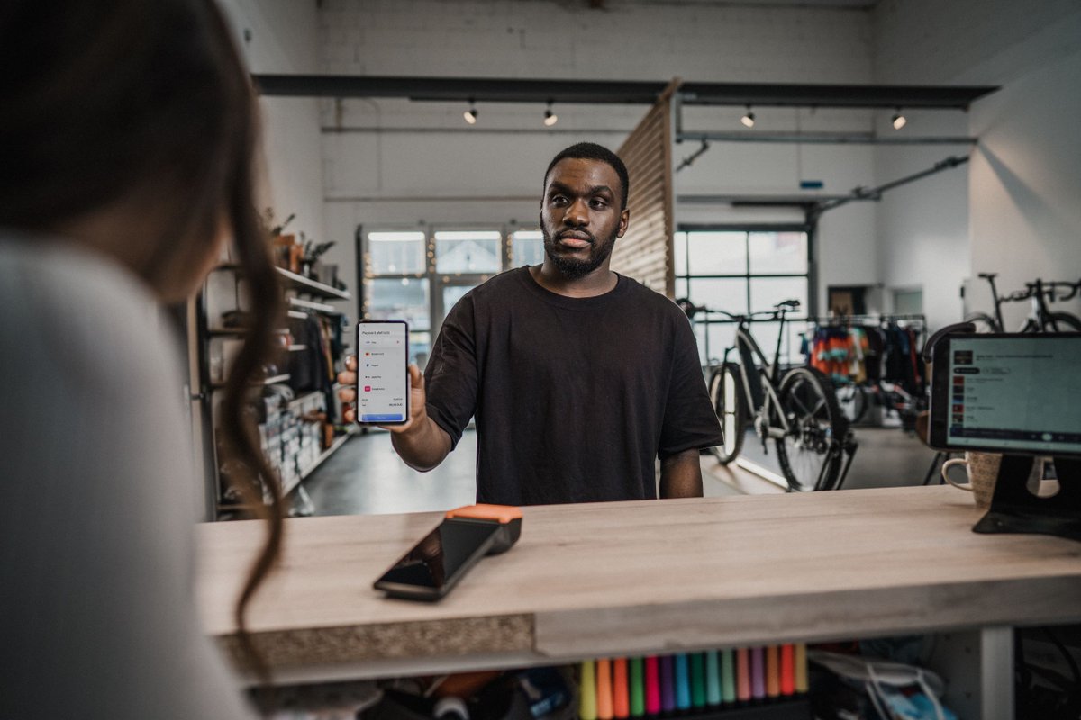 As more and more people shop and using their phones, retailers need to optimise the buying experience – both online and at the POS.

Read more: ow.ly/kwCA50JU1km

#SmartphonePayment #MobileCommerce #BuyingExperience #Payment