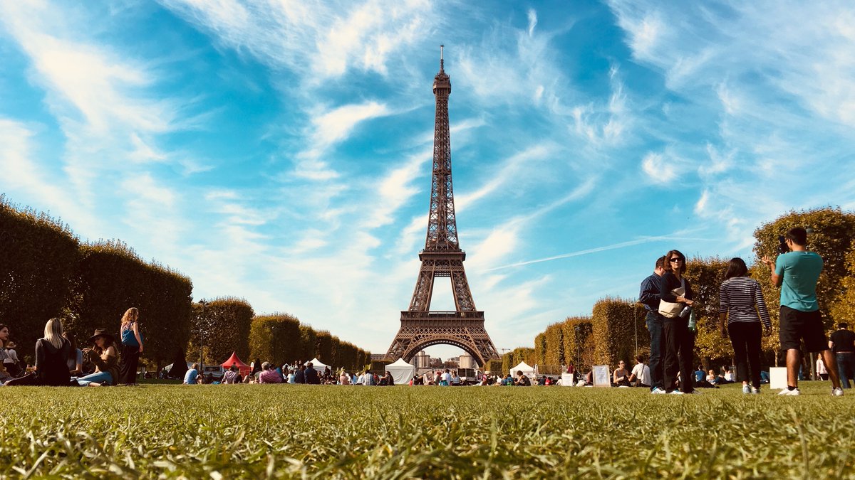 StudyatIESEG's tweet photo. Living in @Paris is not only living at the heart of fashion but also in a rich city in terms of culture, history, and business🔝. Check out now @CampusFrance #Exploringmycity guide for selected tips on student life and services in #Paris! ➡️https://t.co/H5WqxIzrSU https://t.co/gDZCS8nHGp