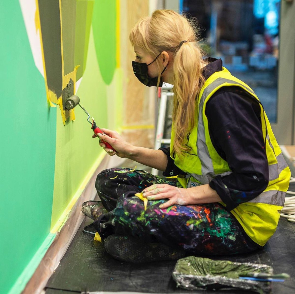 Charley_Peters's tweet photo. #throwbackthursday to an in-progress photo of the wall painting “For Real Though, I’m Right Here”, installed at Meta/Facebook HQ in 2021.
🎨 with support by @TLMC_LTD @Accent_Ldn_ltd
#officeinteriors #interiordesign #interiormurals #officemurals #mural #muralart #muraldesign https://t.co/6XLmYzdz86