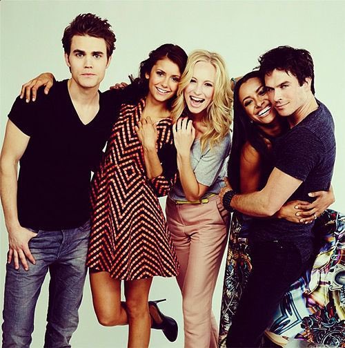 dailyxdelena's tweet photo. Love this pic of the cast🦋#tvd #TVD #TheVampireDiaries #elenagilbert #bonniebennet #carolineforbes #damonsalvatore #stefansalvatore #bestfriends #iansomerhalder #brothersbondbourbon #goodmorning #candiceking #katgraham #ninadobrev # https://t.co/S1kODDuiQR