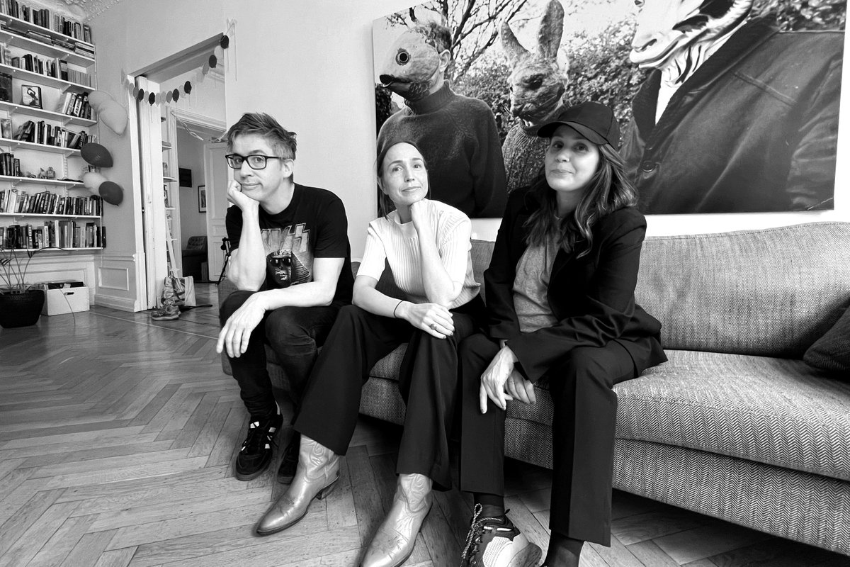 fredrikstrage's tweet photo. Maria: "Lars Ulrich är grundad i sin dryghet. Jag gillar honom."
Johanna: "Han sa en gång till Josephine att man aldrig ska träna på att spela trummor. Never practice! Just do workout!"
Lyssna på Sahara Hotnights i nya "Hemma hos Strage"! https://t.co/VpdA5AKj94