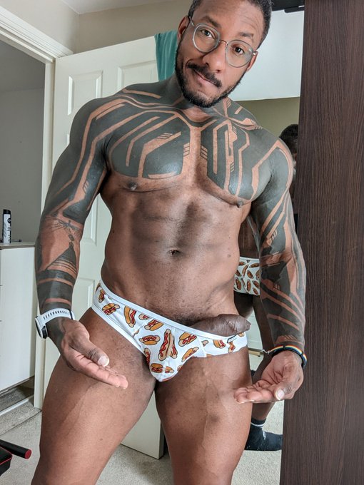 Who wants a big sausage? ?? https://t.co/juhikbQ95c