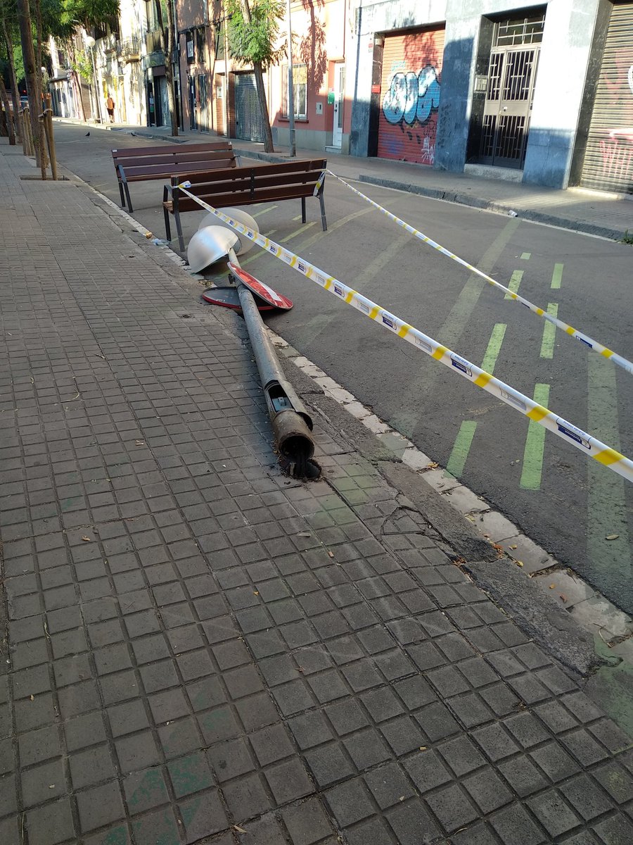 AFAFERRANiCLUA's tweet photo. Des de dilluns ens trobem això al Carrer Acàcies, a tocar l'entrada a l'escola. Per seguretat dels infants i tothom, seria possible donar solució el més aviat possible? 
@BCN_SantAndreu 
@DrFerraniClua https://t.co/mFZqCyL4Ub