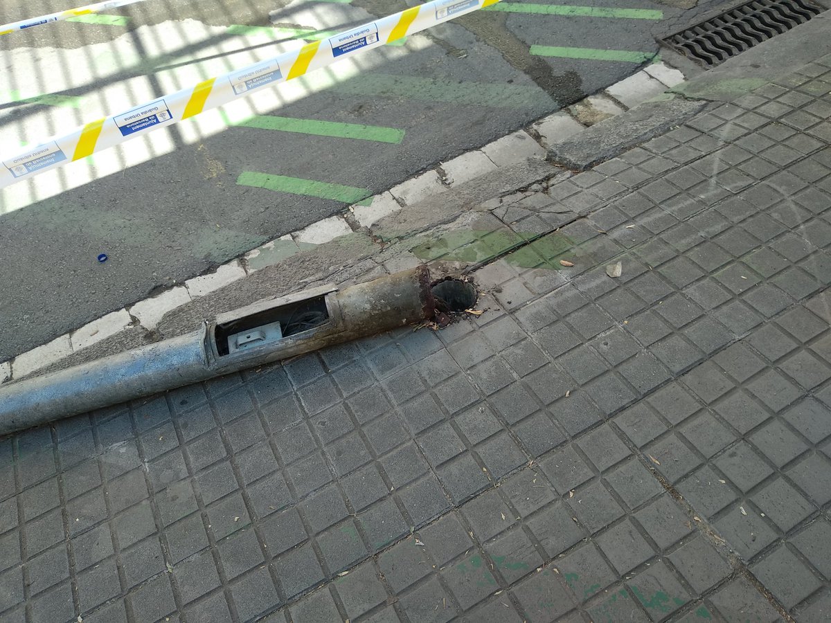 AFA DR.FERRAN I CLUA (@afaferraniclua) on Twitter photo Des de dilluns ens trobem això al Carrer Acàcies, a tocar l'entrada a l'escola. Per seguretat dels infants i tothom, seria possible donar solució el més aviat possible?
<a href="/BCN_SantAndreu/">BCN_SantAndreu</a>
<a href="/DrFerraniClua/">Escola Doctor Ferran i Clua</a> Des de dilluns ens trobem això al Carrer Acàcies, a tocar l'entrada a l'escola. Per seguretat dels infants i tothom, seria possible donar solució el més aviat possible?
<a href="/BCN_SantAndreu/">BCN_SantAndreu</a>
<a href="/DrFerraniClua/">Escola Doctor Ferran i Clua</a>