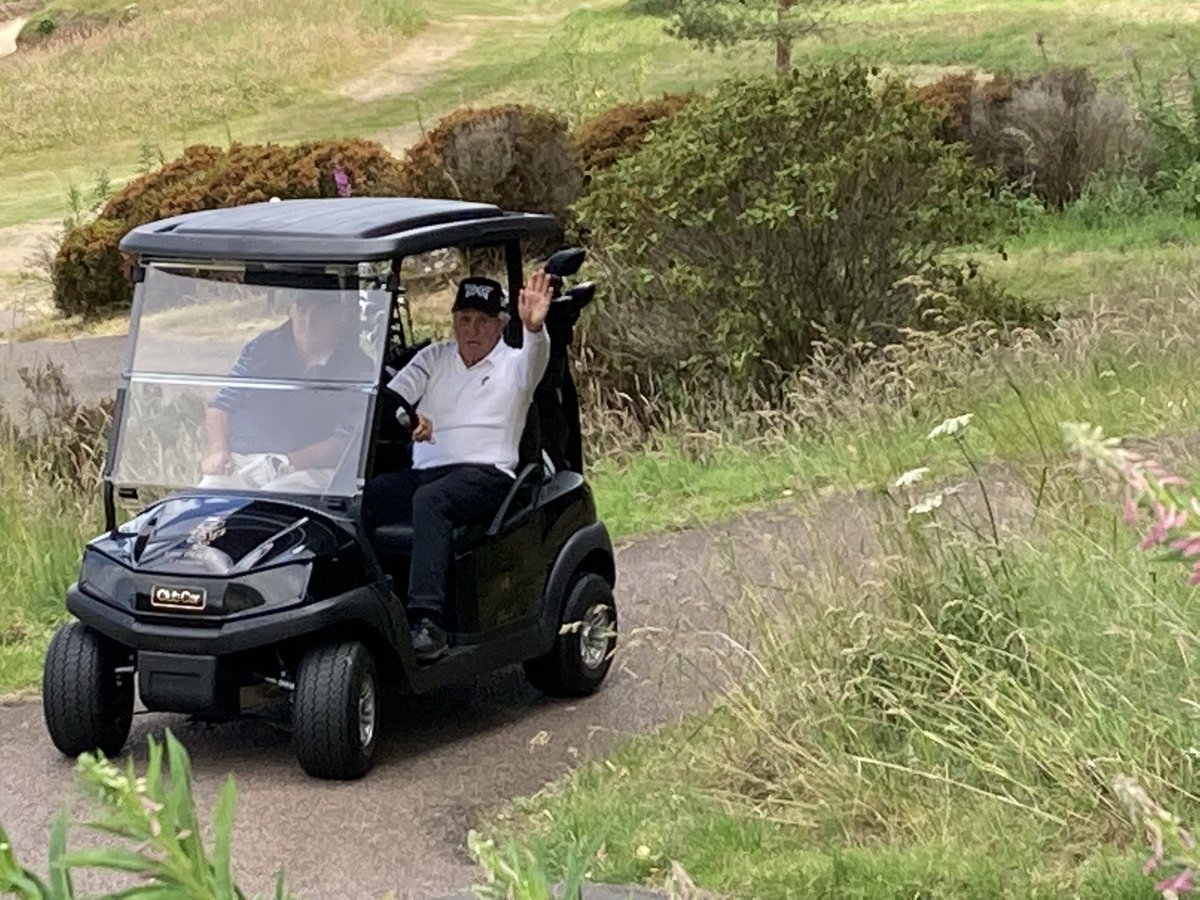 What good fortune for the <a href="/rochdalegc/">@RochdaleGC</a> ladies <a href="/antro52/">jane antrobus</a> &amp; Sharon W meeting the legend that is <a href="/garyplayer/">GARY PLAYER</a> ⛳️ as they cycled through <a href="/dukesgolf/">The Duke’s, St. Andrews</a> #StAndrews yesterday 🚴🚴
Gary pictured with his “two cycling chicks”💕
#TheOpen