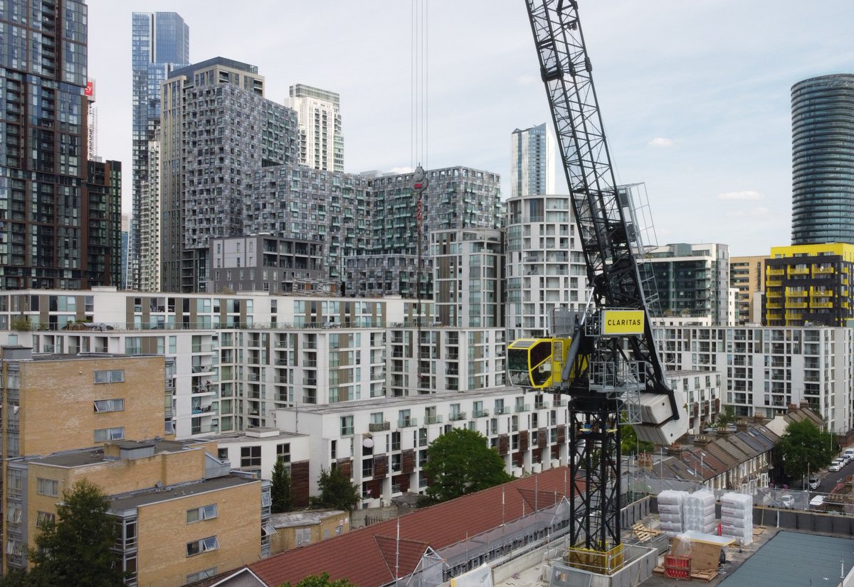 Great drone pics of the crane at our Mellish Street site....  Canary Wharf provides an impressive back drop! 

#Construction #development #innercity #crane #residential