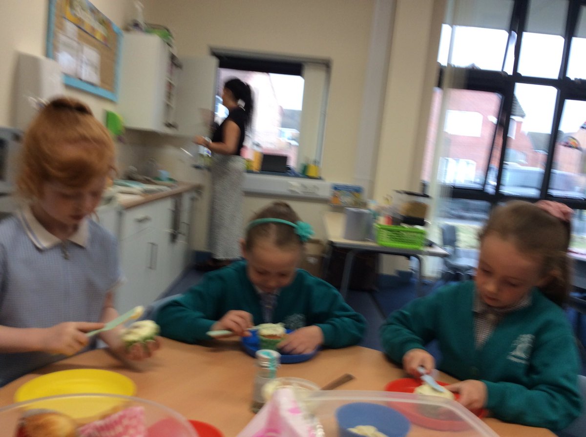 staynorHprimary's tweet photo. Team Breakfast have been getting ready for the Summer Fayre today and are excited to purchase their creations later🧁🧁🧁#summerfayre #cakes #cakestall https://t.co/4c4cb4sKvu