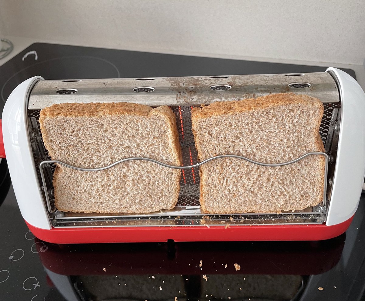 En ole ihan vakuuttunut tämän espanjalaisen leivänpaahtimen paloturvallisuudesta. Tämä on päällä niin kauan, kunnes paahtaja haistaa palaneen käryn. Kuumat kyljet ovat ilman mitään suojaa. Tässä menee turvallisuushakuisella suomalaisella ihan pasmat sekaisin. #arjenhavaintoja