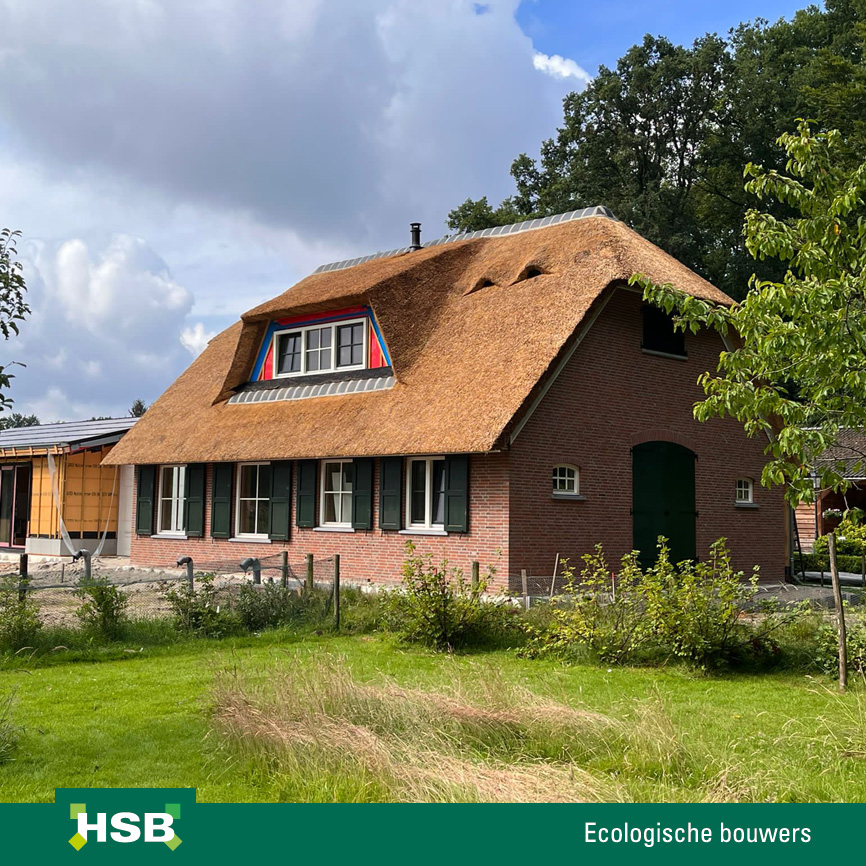 HSBeco's tweet photo. Hout, hout en nog eens hout. Wij hebben deze fraaie boerderij gebouwd met eikenhouten gebinten, houtskeletbouwwanden, houten kozijnen en houten luiken. Waardoor ook dat beetje metselwerk prachtig tot zijn recht komt.

Meer plaatjes? Zie https://t.co/60mmzWnSVo 

#houtskeletbouw https://t.co/9W3H0ojqnC