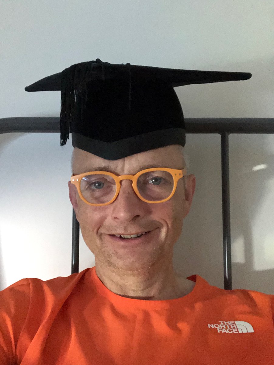 Sori methu bod yn seremoni graddio heddiw - nai wisgo hwn drw pnawn ar eich rhan. 
Can't make it to the Ocean Sciences @sos_bangor_uni <a href="/prifysgolbangor/">Prifysgol Bangor</a> <a href="/bangor_uni/">Bangor University</a> grad ceremony today - will wear this all afternoon in your honour and follow on fb live 😊