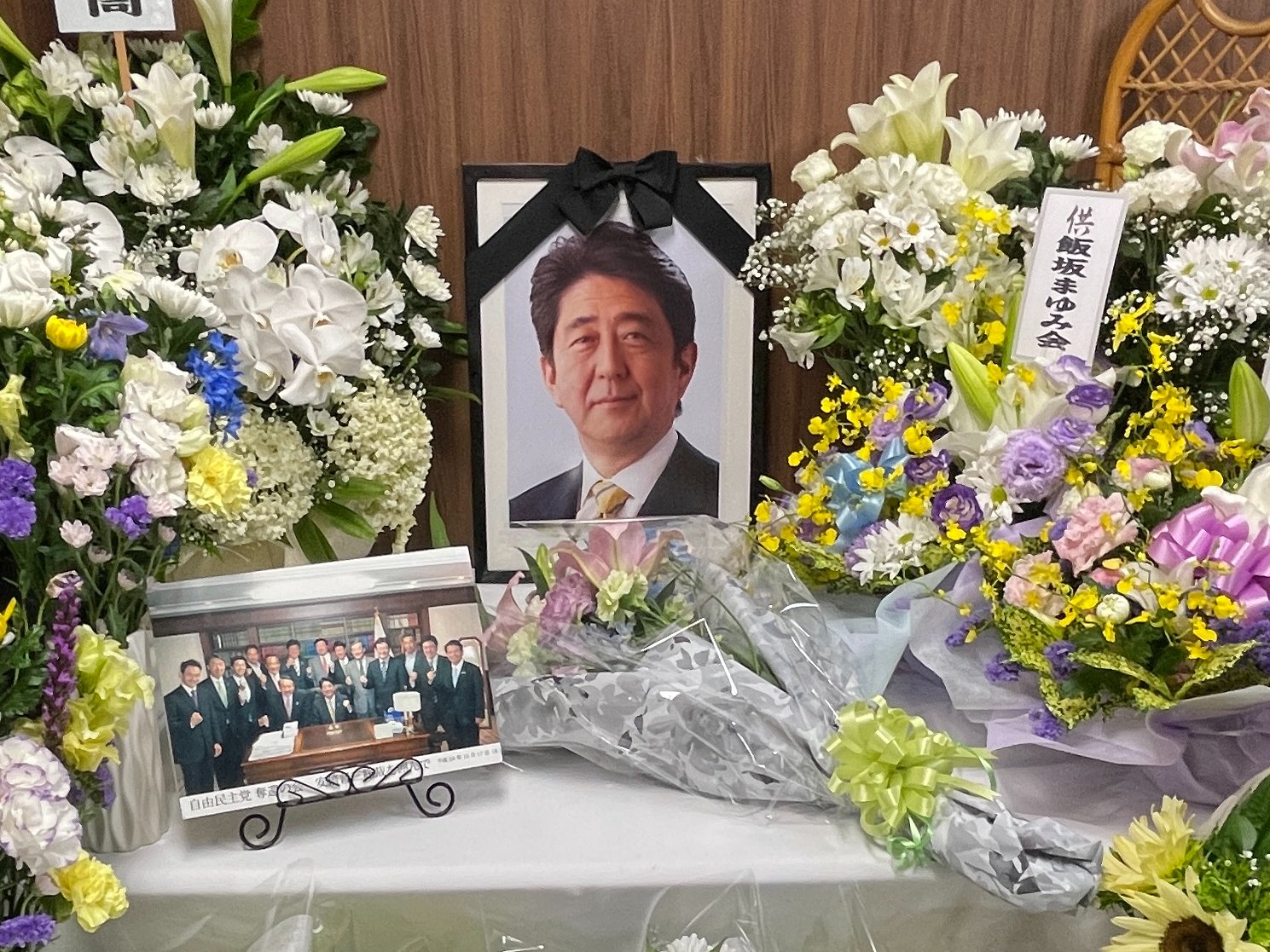 武井正伍 Adagent Jp 福島市内でも安倍晋三元総理の献花台が設置されていることを知ったので お花を供え手を合わせてきました 心よりご冥福をお祈りいたします 献花台 福島市野田町5 6 25 亀岡事務所内 安倍晋三元総理 安倍晋三 献花台 福島市