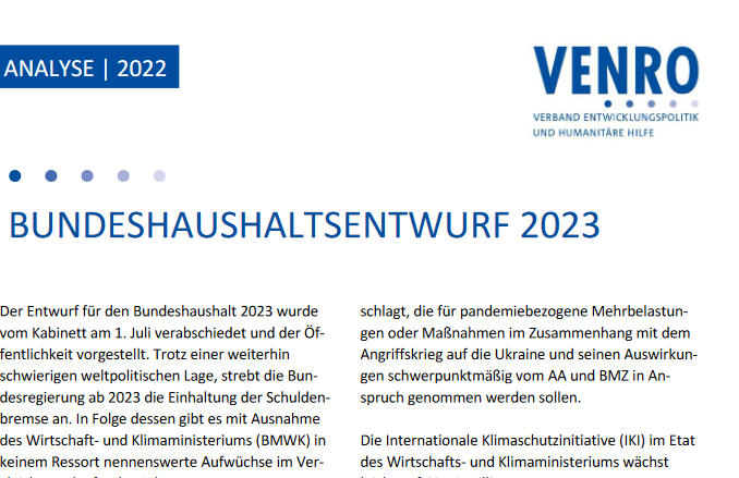 venro_eV's tweet photo. Das Bundeskabinett hat am 1. Juli den Haushaltsentwurf für 2023 verabschiedet. Demnach soll der Etat des @BMZ_Bund trotz globaler Krisen auf 11,08 Mrd. Euro absinken. EZ und #HumanitäreHilfe werden durch die Kürzungen deutlich ge-
schwächt. Unsere Analyse: https://t.co/fEngYGHPOq https://t.co/z1NqVX3qe0