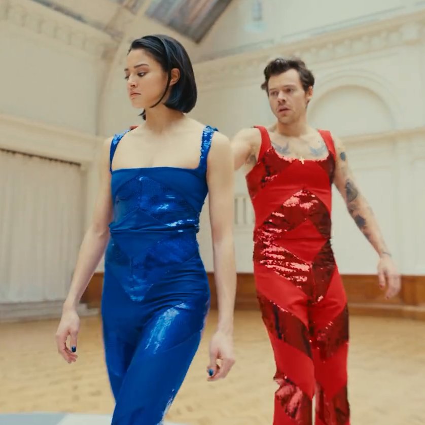 NiAdoresLou's tweet photo. I strongly believe in AIW, red represented Harry's outside image - "Harry Styles" and blue represented Harry's true self or inner self - "Harry"
In LNT, harry wears blue socks when he's in his private zone, but wears red socks when he's outside. just like AIW.
Do the math:) https://t.co/0tuIb7MB4I