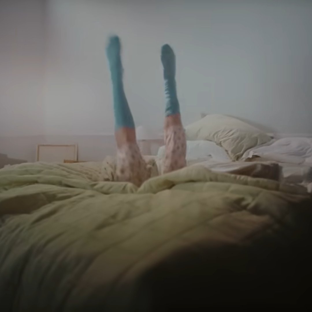 NiAdoresLou's tweet photo. I strongly believe in AIW, red represented Harry's outside image - "Harry Styles" and blue represented Harry's true self or inner self - "Harry"
In LNT, harry wears blue socks when he's in his private zone, but wears red socks when he's outside. just like AIW.
Do the math:) https://t.co/0tuIb7MB4I