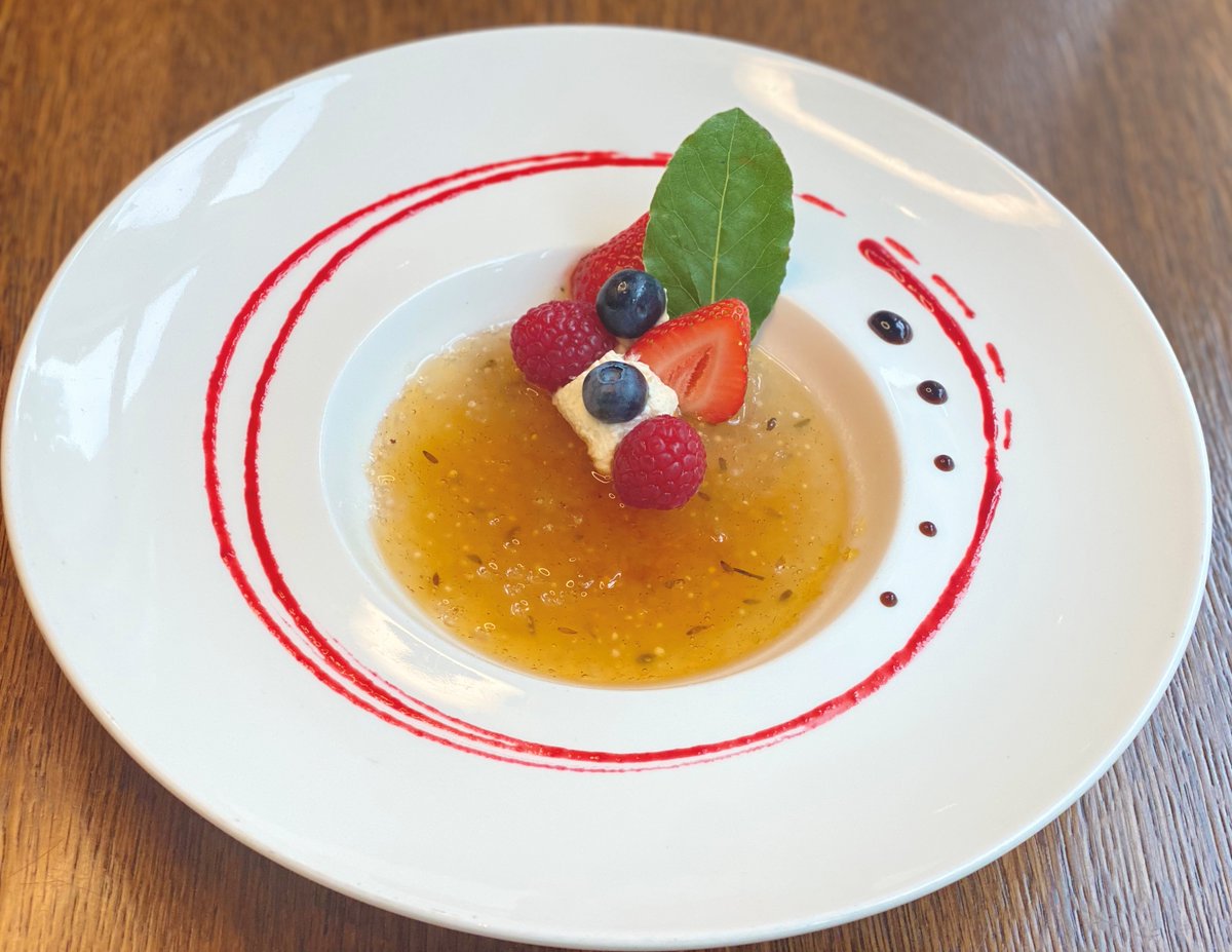 Happy Tapioca Day with a signature Lavender &amp; Bay leaf Tapioca brulee from the London Marriott Grosvenor Square Executive Chef Graeme Campbell
Bom proveito!