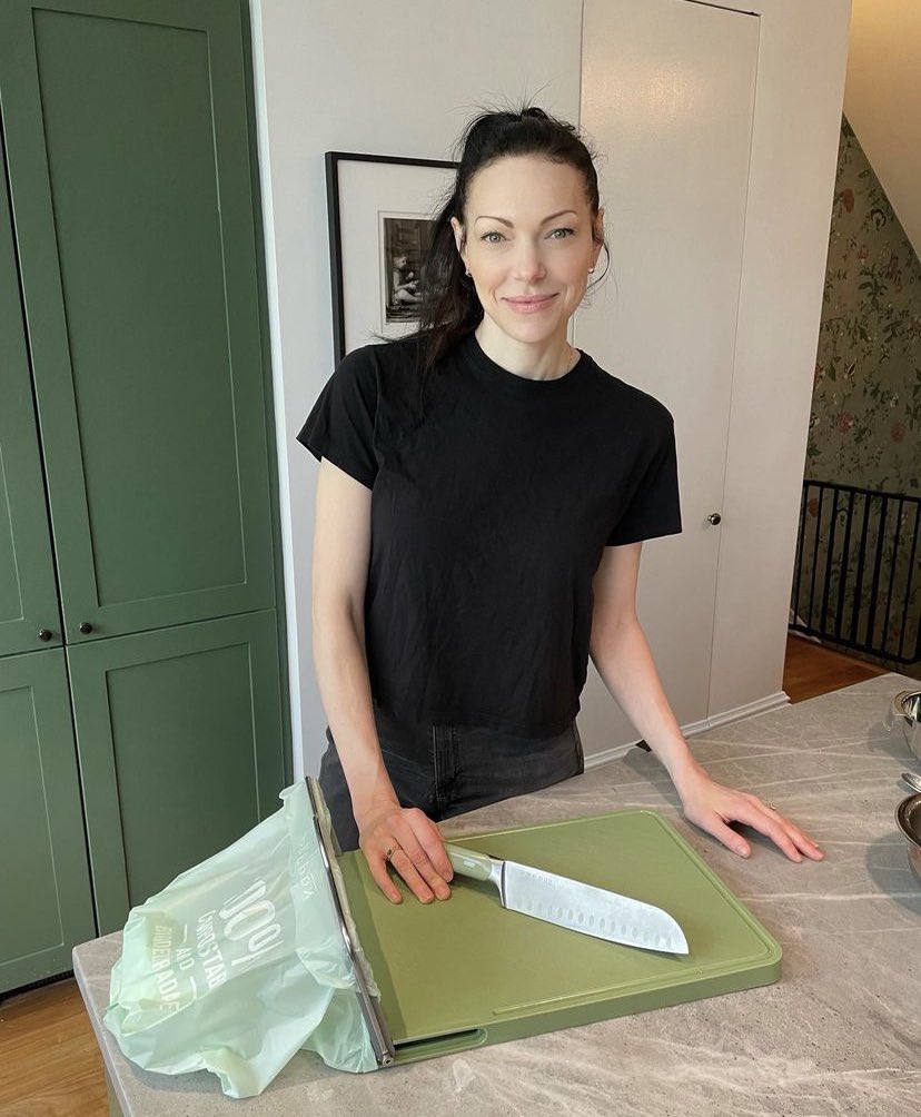 LauraLandPrepon's tweet photo. Laura utilise sa planche sur son plan travail pour commencer à bien cuisiner ses petits plats ! Laura Prepon uses her board as the main prep station in her kitchen. How do you #GetYourPrepOn with #PrepOn Kitchen? #preponkitchen #lauraprepon #kitchen #family #alexvause #oitnb https://t.co/VlitMZ37mL