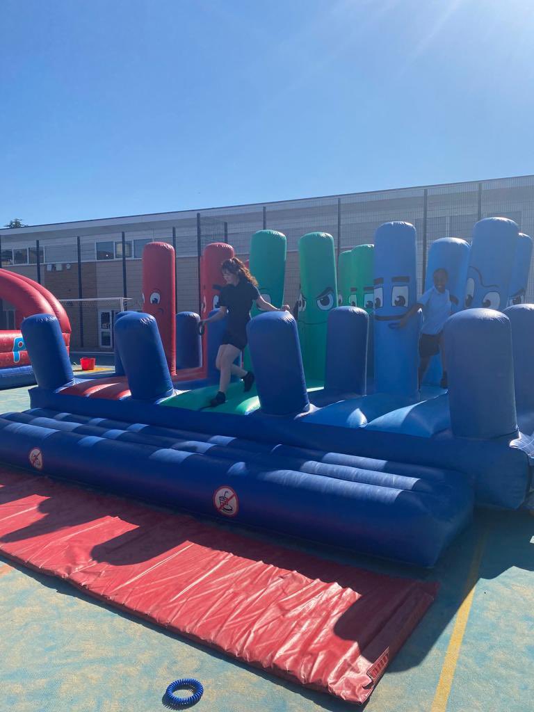 LaRetraiteSW12's tweet photo. Year 10 having great fun on their sports day a treat from the sixth form #sportsday22 #lr6 #funinthesun #pe #inflatables https://t.co/ZUtQjaVvf5