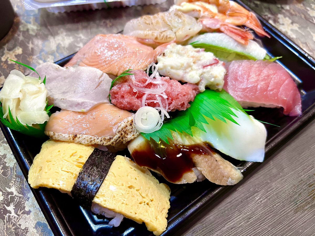 スシを補給している 