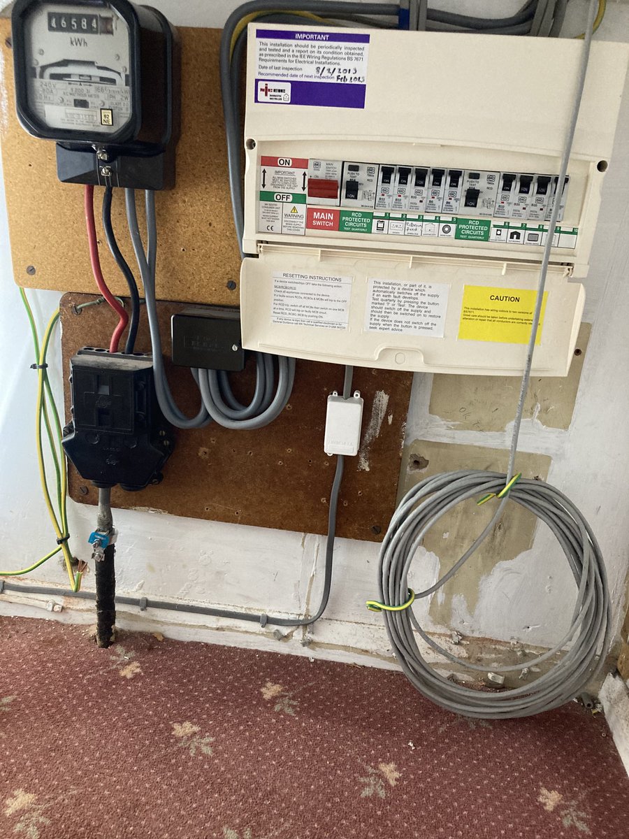 I’ve just opened up this mains cupboard and saw this can u spot what’s wrong with this install well the main thing 😬😖😖