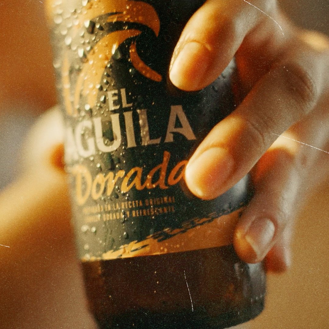 Y tú, ¿cómo surfearías esta ola de calor?​
Refréscate con El Águila Dorada, una receta suave y brillante para disfrutarla en cualquier momento del día. #SaboreaTuLibertad