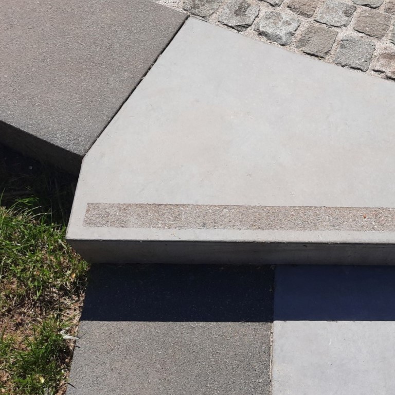 For the central square in Braine-le-Château we produced made to measure benches with incorporated planters.  Next to these elements we also made steps with contrasting sandblasted nose to create a slip-resistant strip. #architecturalconcrete #benches #steps #planters