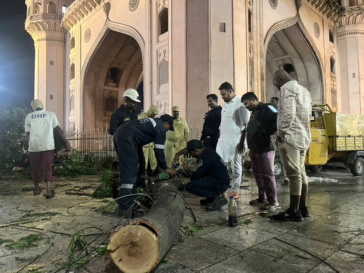 MOHDGHOUSE_CORP's tweet photo. Due to Continuous Rain A tree falls at
Charminar. Under the leadership Of
@asadowaisi sahab Mp and President
@aimim_national Mr @saahil_akber reached the spot, reviewed the situation and report to #drfteam and Assist them to clear it.#AsaduddinOwaisi #aimim #aimimforghansibazar. https://t.co/pGOojudVJl