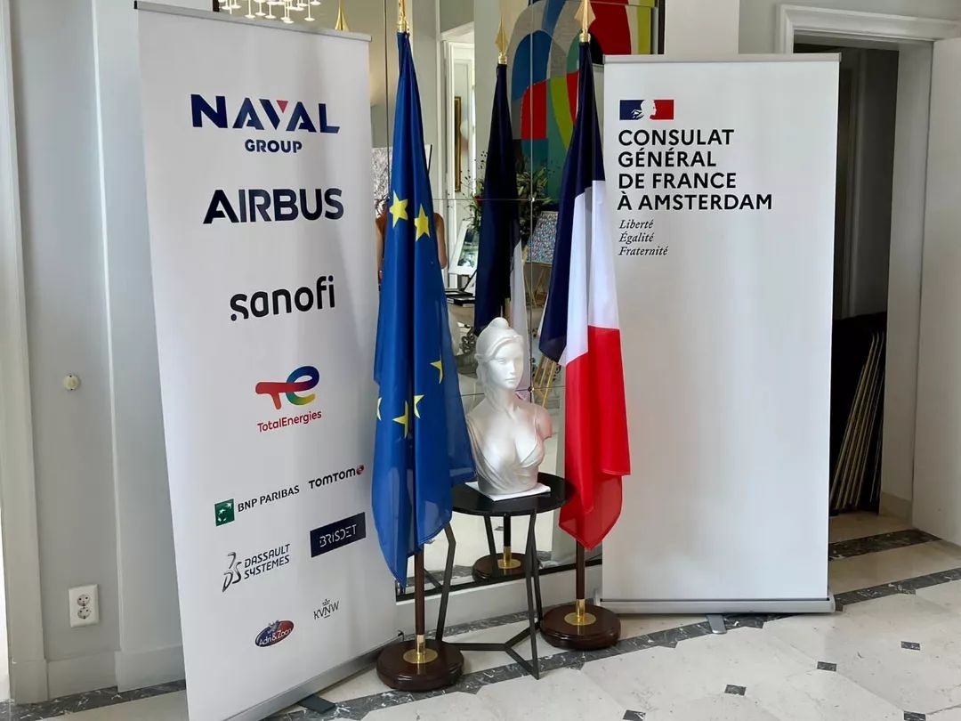 Joyeux 14 juillet 2022 🇫🇷 🇫🇷 !

La communauté française des Pays-Bas s'est réunie hier à la Résidence de France lors d'une réception festive et chaleureuse organisée avec le Consulat général, en présence de notre Ambassadeur <a href="/lvassy/">Luis Vassy</a>  et notre Consule générale <a href="/mariephilippe15/">Marie Philippe</a>  !